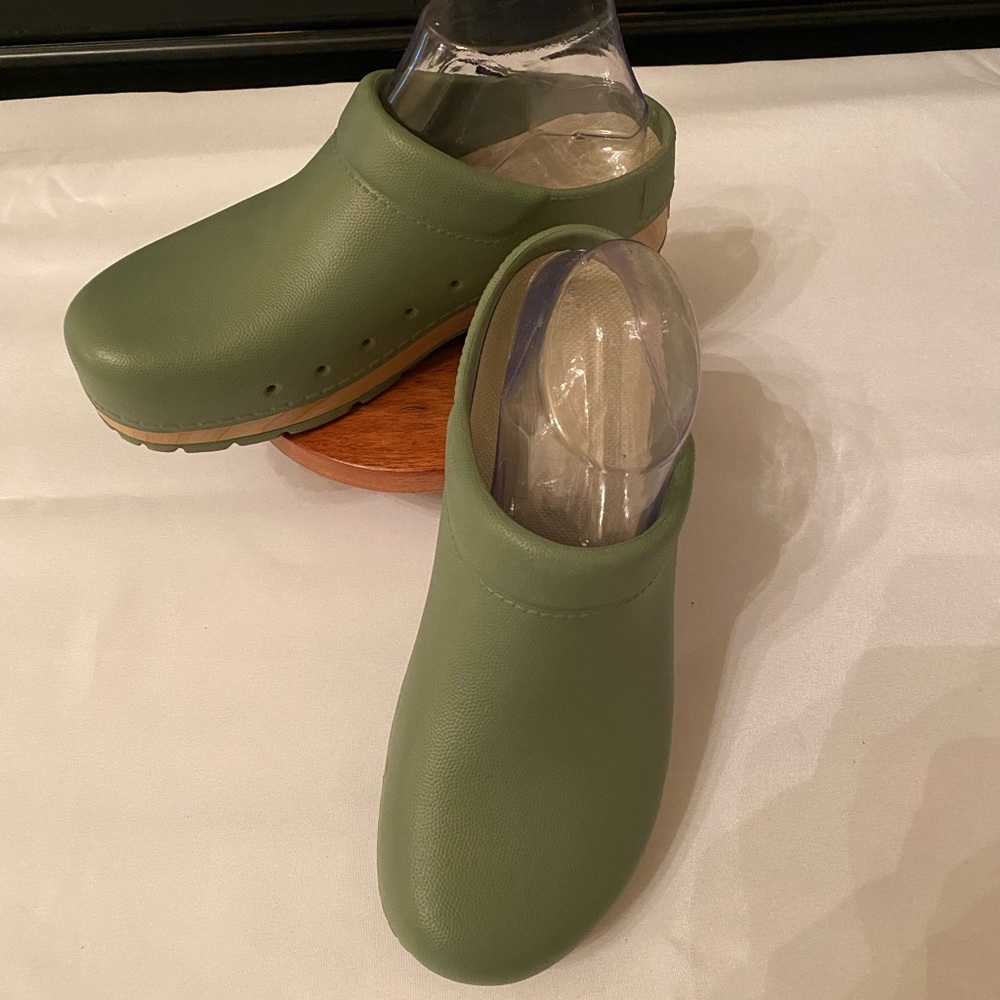 Like New Dansko Kane Mule Clog